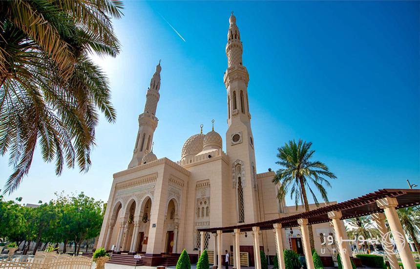 تصویری از نمای بیرونی مسجد جمیرای دبی که از زاویه دید دوربینی در سمت راست و پایین مسجد ثبت شده